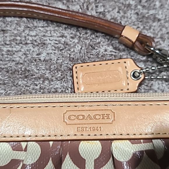 Coach Signature C Wristlet - Picture 5 of 6